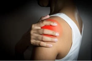 Woman with accute shoulder pain. We offer natural shoulder pain therapies at lifeworks