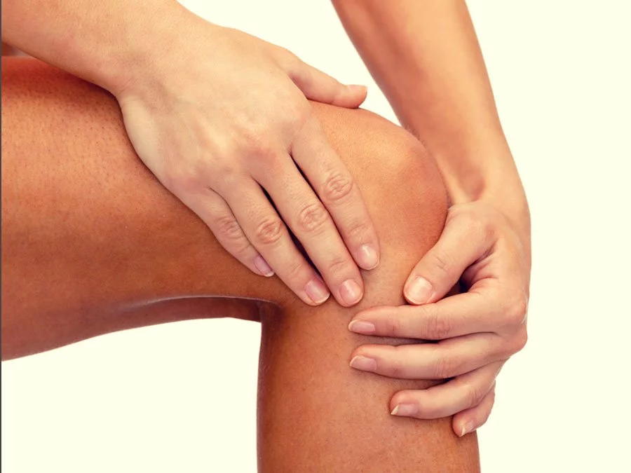 person suffering from knee pain. We treat knee pains naturally