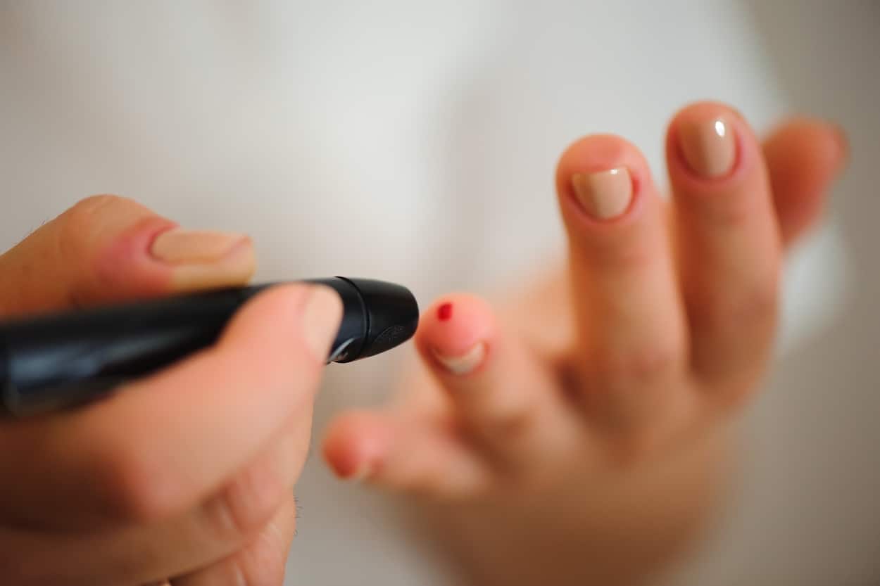 child's fingers doing an insulin blood test